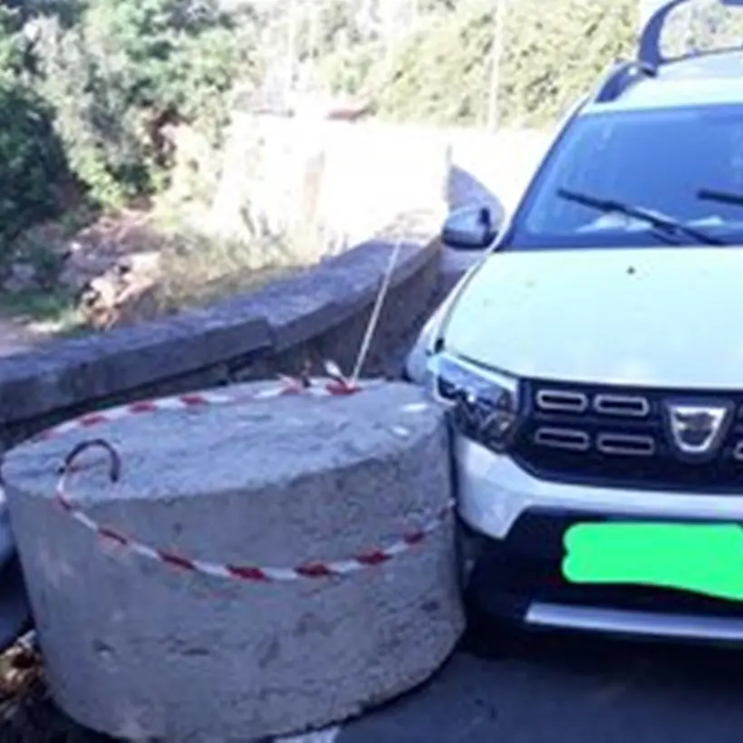Le \"prodezze\" del Comune di Vibo nella frazione Longobardi: auto contro il blocco in cemento