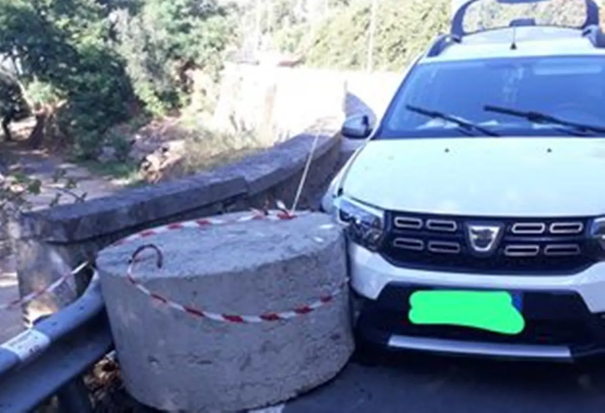 Le \"prodezze\" del Comune di Vibo nella frazione Longobardi: auto contro il blocco in cemento