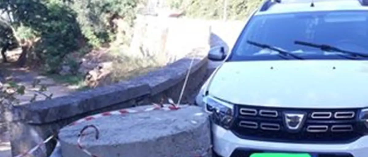 Le \"prodezze\" del Comune di Vibo nella frazione Longobardi: auto contro il blocco in cemento