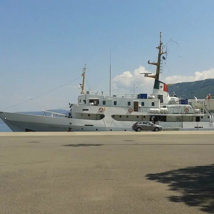 La nave-scuola della Guardia di finanza sbarcata a Vibo Marina