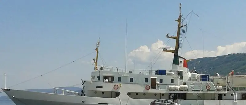 La nave-scuola della Guardia di finanza sbarcata a Vibo Marina