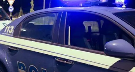 Melito, vettura bloccata in un sottopasso allagato: intervento decisivo della Polizia salva un automobilista\n