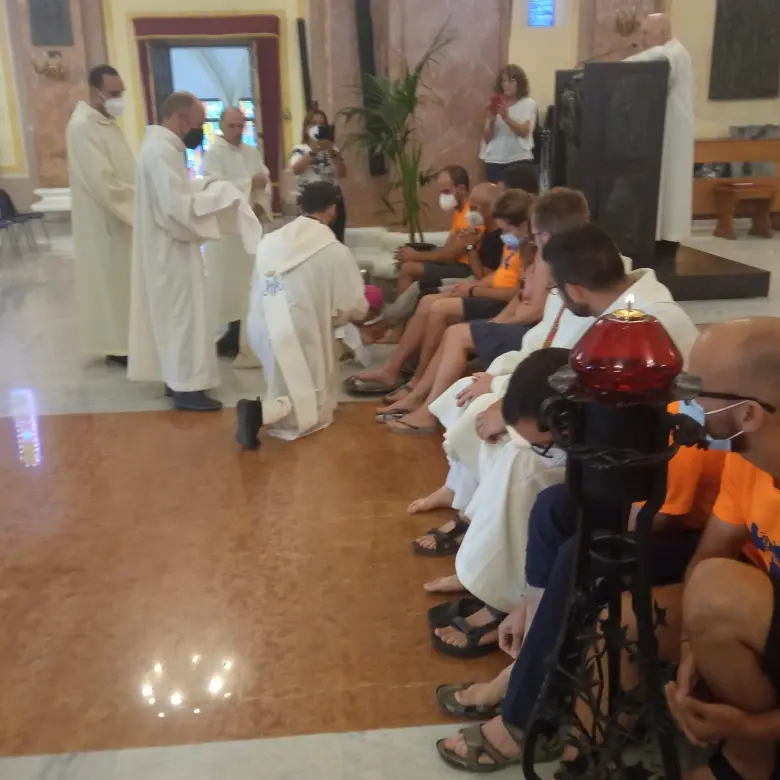 Mileto, il vescovo accoglie la reliquia di Sant’Antonio lavando e baciando i piedi