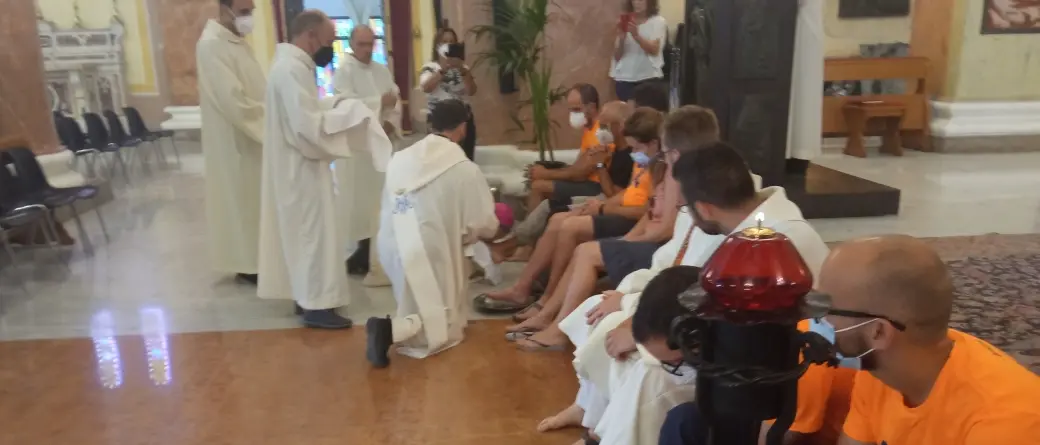 Mileto, il vescovo accoglie la reliquia di Sant’Antonio lavando e baciando i piedi