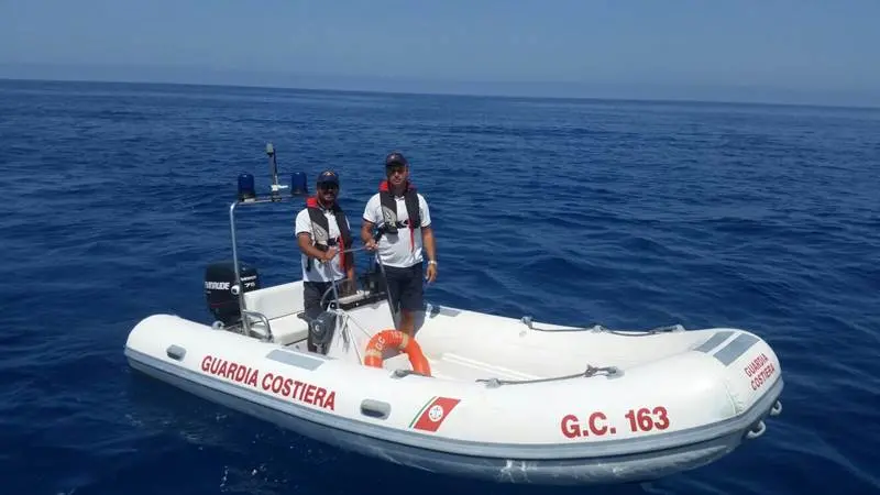 Imbarcazione incastrata a Formicoli, in 8 salvati dagli uomini della Capitaneria