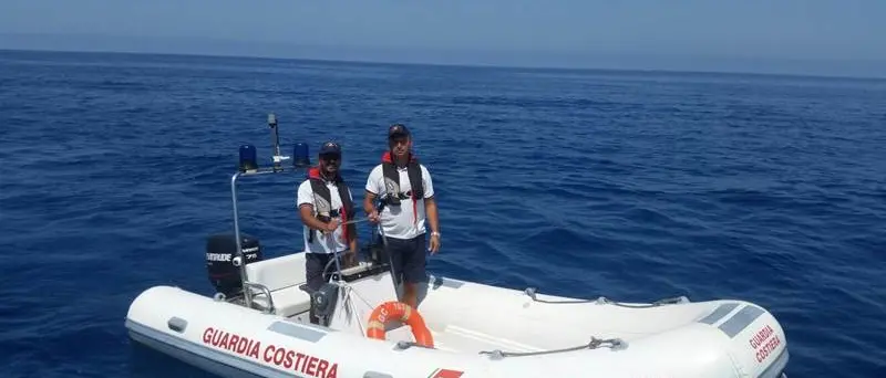 Imbarcazione incastrata a Formicoli, in 8 salvati dagli uomini della Capitaneria