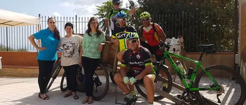 Escursionisti in bici recuperano portafoglio rubato e lo restituiscono alla proprietaria