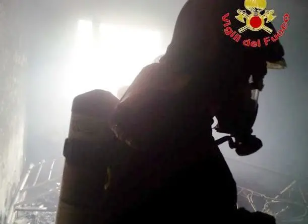 Notte di fuoco a Gerocarne, tre abitazioni avvolte e distrutte dalle fiamme