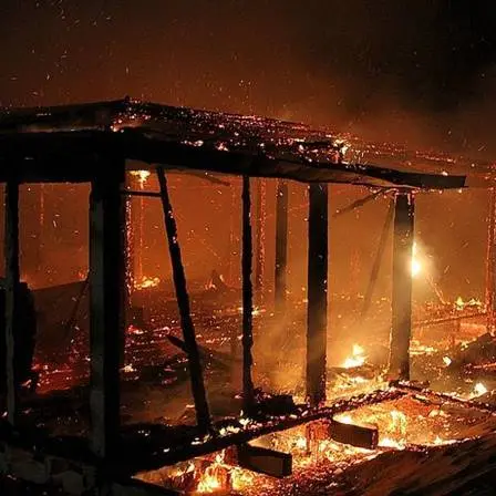 Incendio distrugge un chiosco lungo l’ex Statale 522
