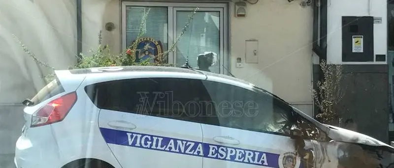 Nuovo rogo a Vibo: in fiamme l’auto di un istituto di vigilanza