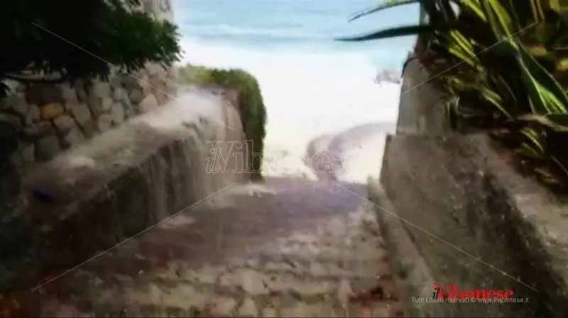 Santa Maria di Ricadi: di nuovo rotta la condotta dei reflui del depuratore, tombino in tilt (VIDEO)