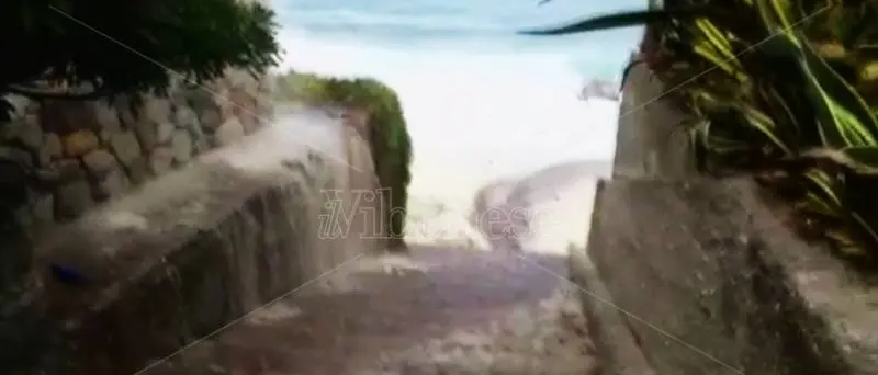 Santa Maria di Ricadi: di nuovo rotta la condotta dei reflui del depuratore, tombino in tilt (VIDEO)