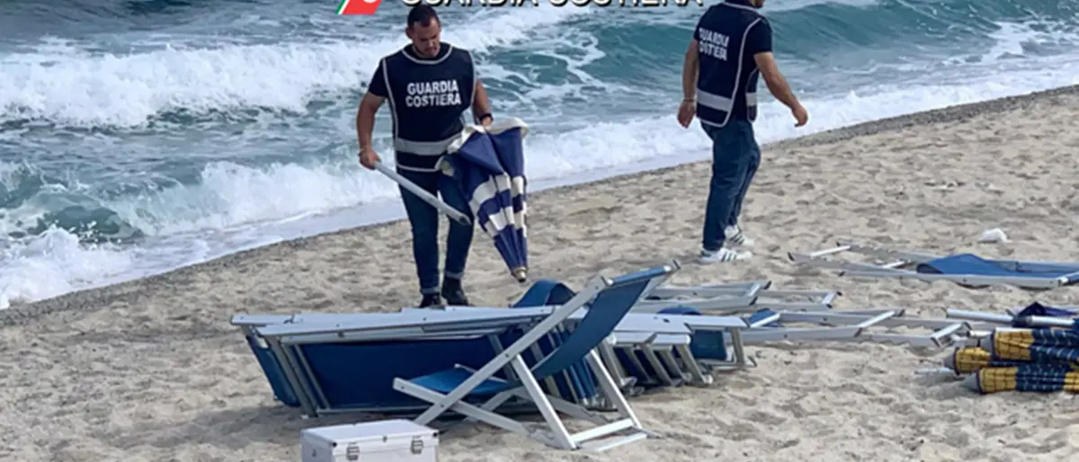 Capo Vaticano: nella spiaggia del Tono la Capitaneria rimuove sdraio e ombrelloni abusivi