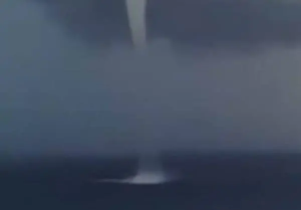 Spettacolare tromba marina davanti a Tropea, il video impazza sul web (GUARDA)
