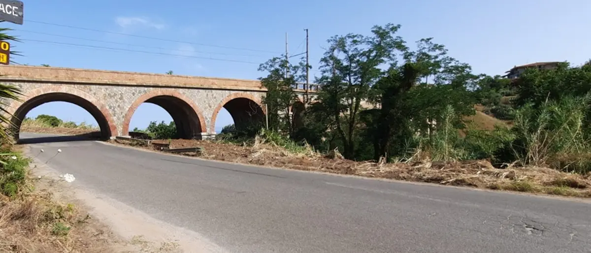 La Provincia di Vibo in piena estate pulisce qualche strada e chiama in causa la Regione