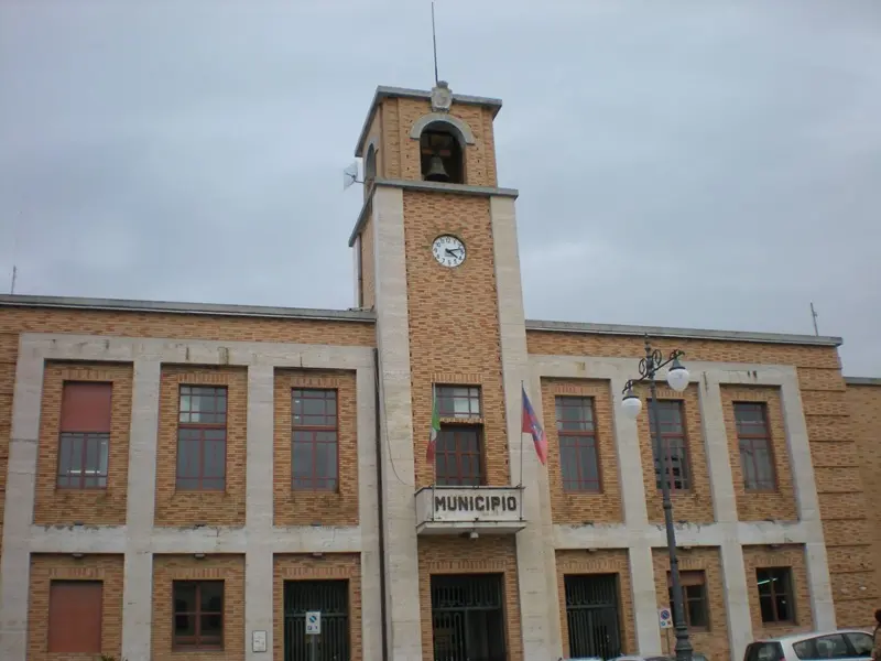 Comune Vibo, migranti e distrazione di soldi: chiesto l'intervento del prefetto