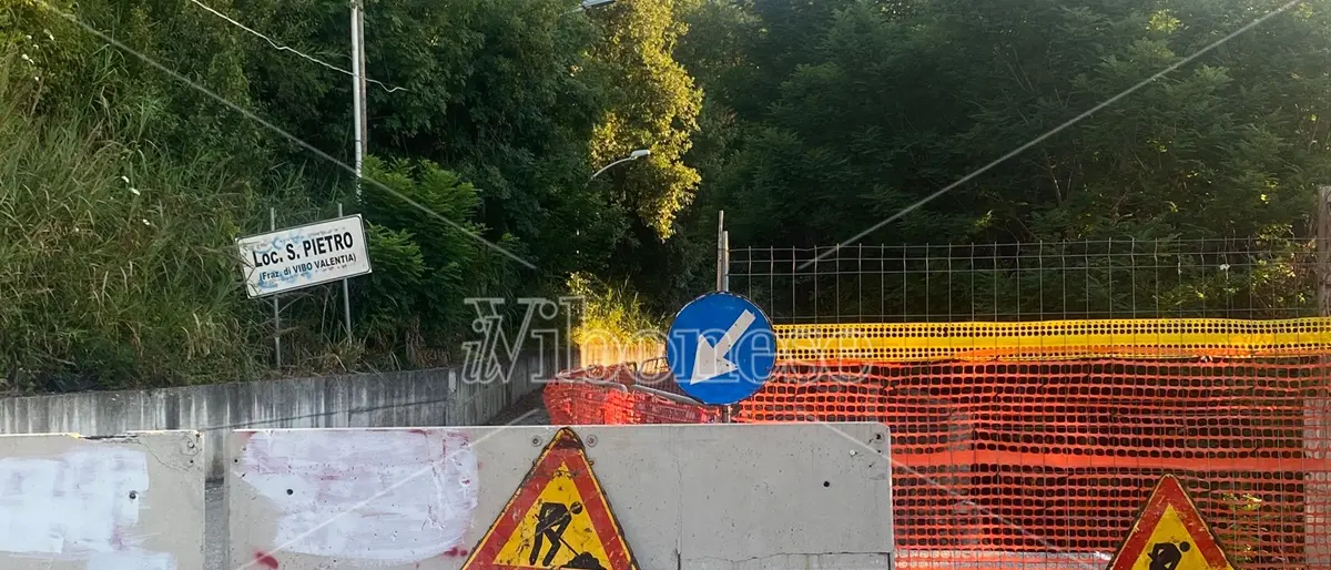 Vibo, ancora chiusa la strada per San Pietro. Il grido dei cittadini: «Isolati e dimenticati da tutti» -Foto
