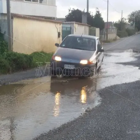 Strada dissestata e invasa da liquami: da Sant’Onofrio la protesta di un cittadino