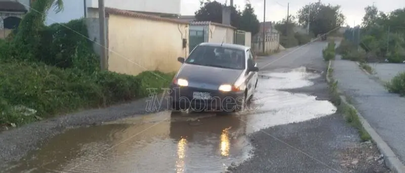 Strada dissestata e invasa da liquami: da Sant’Onofrio la protesta di un cittadino