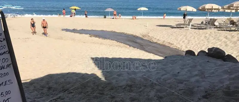 Guasto alla rete fognaria a Zambrone, reflui in spiaggia tra i bagnanti (VIDEO)