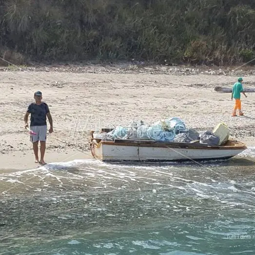 Operazione Timpa Janca, raccolta una tonnellata di rifiuti sulla spiaggia del “naufrago” dei totem (VIDEO)