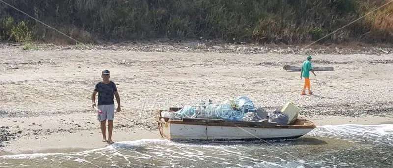 Operazione Timpa Janca, raccolta una tonnellata di rifiuti sulla spiaggia del “naufrago” dei totem (VIDEO)