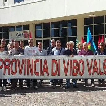 Provincia Vibo: lavoratori senza stipendio, continua la protesta (VIDEO)