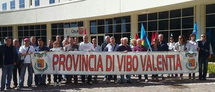 Provincia Vibo: lavoratori senza stipendio, continua la protesta (VIDEO)