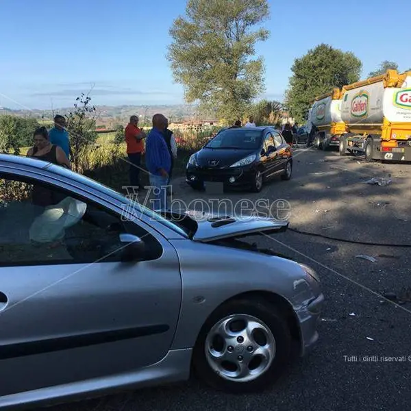Scontro vettura-autocisterna sulla provinciale per Tropea, un ferito (VIDEO)