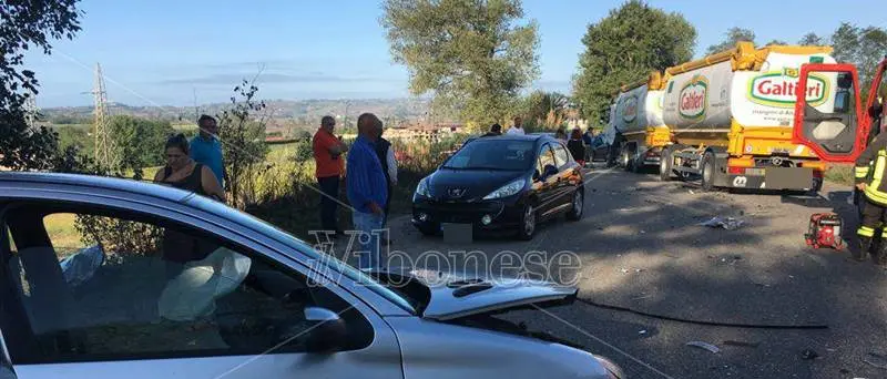 Scontro vettura-autocisterna sulla provinciale per Tropea, un ferito (VIDEO)