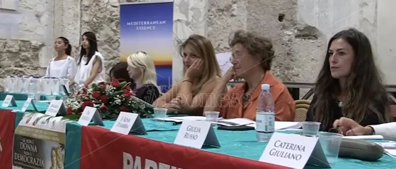 “Se non è donna non è democrazia”, a Tropea confronto sulle politiche di genere (VIDEO)