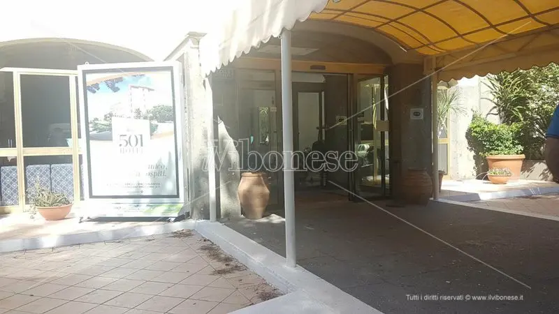 “Sigilli” al 501 Hotel: sui siti di booking camere ancora “prenotabili” a 800 euro
