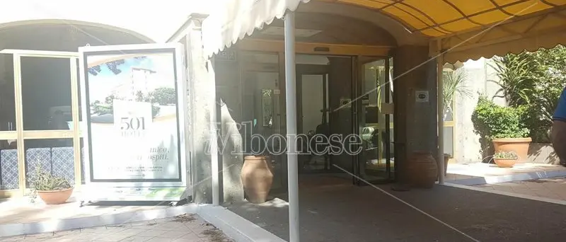 “Sigilli” al 501 Hotel: sui siti di booking camere ancora “prenotabili” a 800 euro