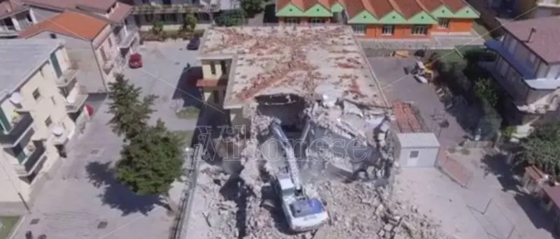 Vazzano, edificio scolastico demolito senza precauzioni. Insorge l’opposizione (VIDEO)