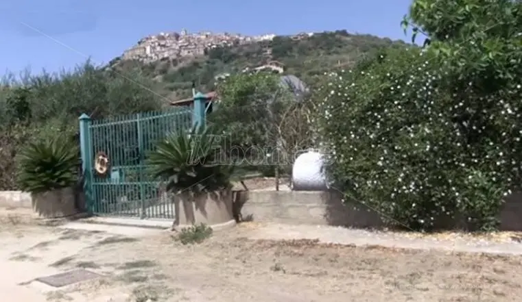 Disabile segregato in un pollaio a Nicotera, arrestato il fratello