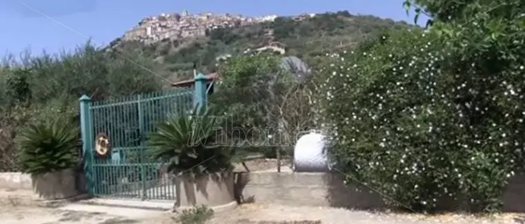 Disabile segregato in un pollaio a Nicotera, arrestato il fratello