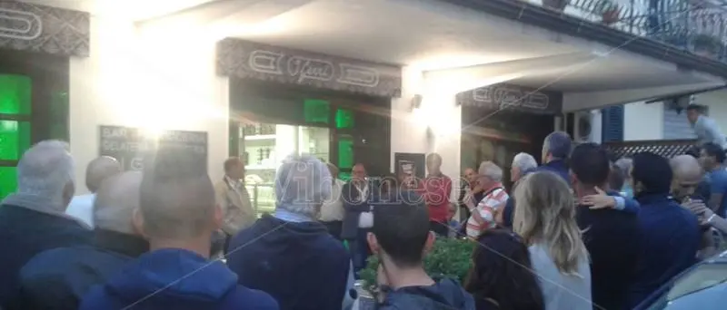 Briatico, un centinaio di cittadini in piazza contro i migranti