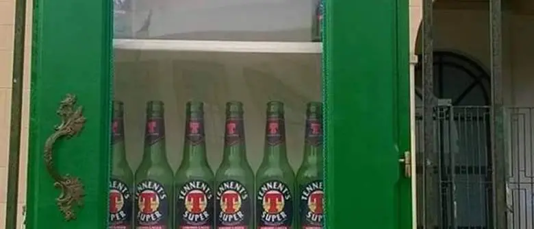 Vibo: bottiglie di birra nelle bacheche installate per lo scambio dei libri