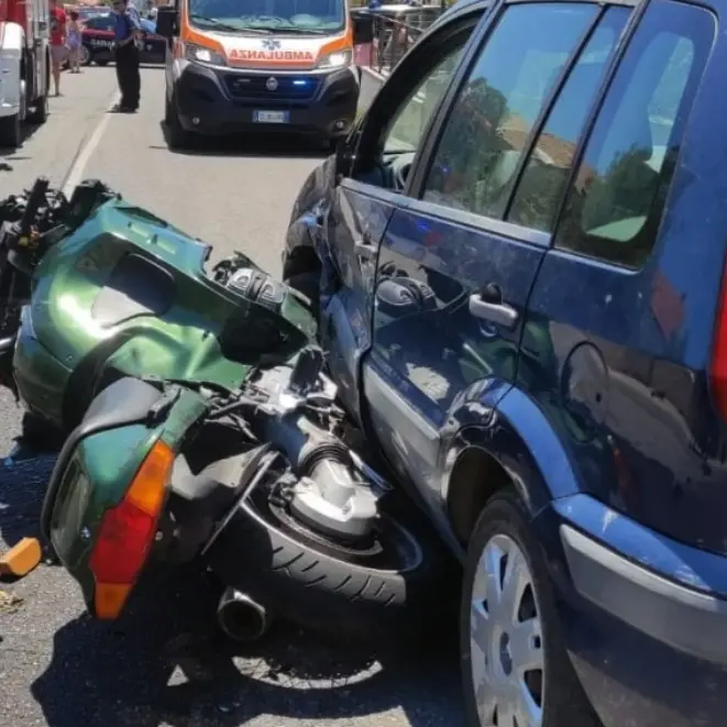 Tragico incidente nel Catanzarese, morto un centauro