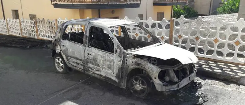 Famiglia nel mirino a San Gregorio: auto bruciate e colpi di pistola contro l’abitazione