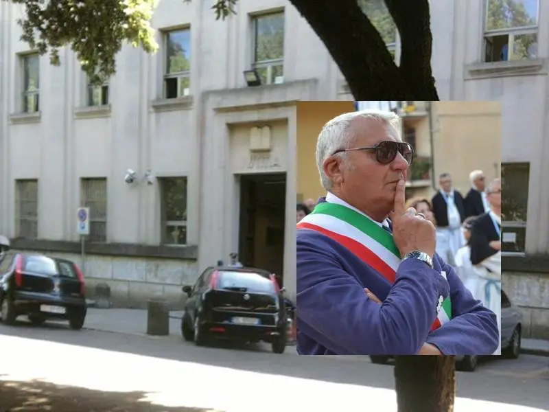 Pugni, calci ed offese al sindaco di Soriano: in due a giudizio