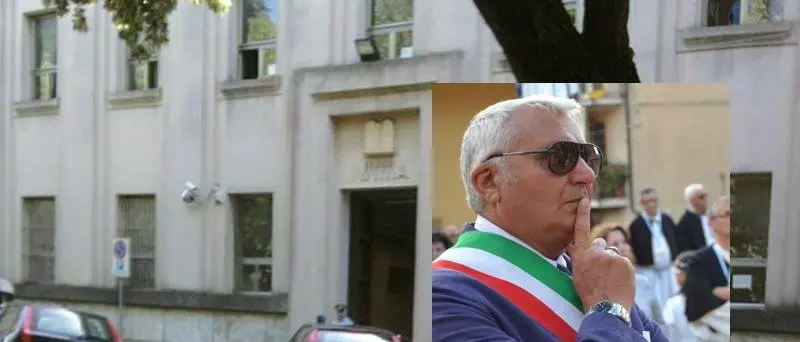 Pugni, calci ed offese al sindaco di Soriano: in due a giudizio