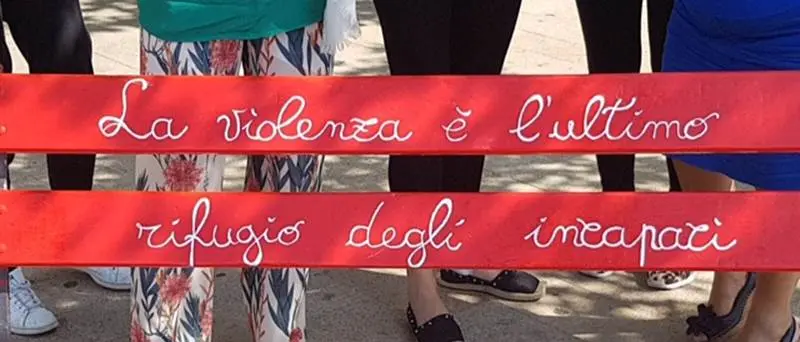 Nicotera: una panchina rossa contro il femminicidio