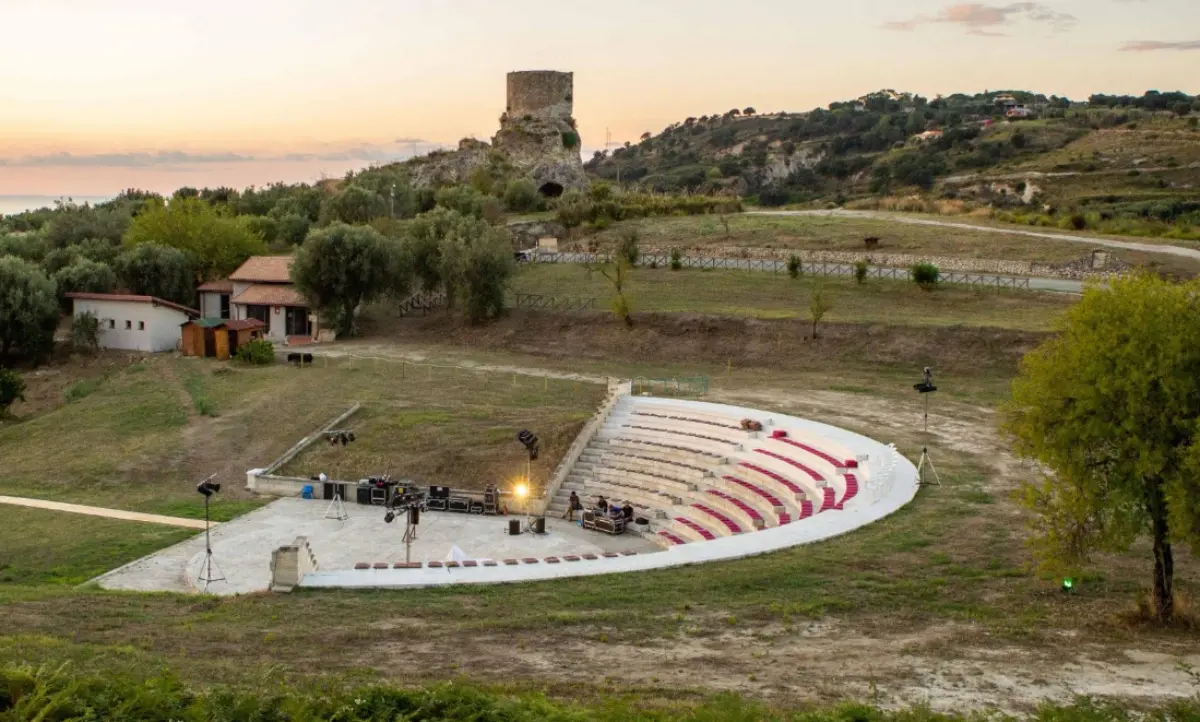 Torre Marrana Festival 2025 accende l'estate di Ricadi. Il sindaco Tripodi: «Valorizzazione di un luogo che esprime bellezza e storia»