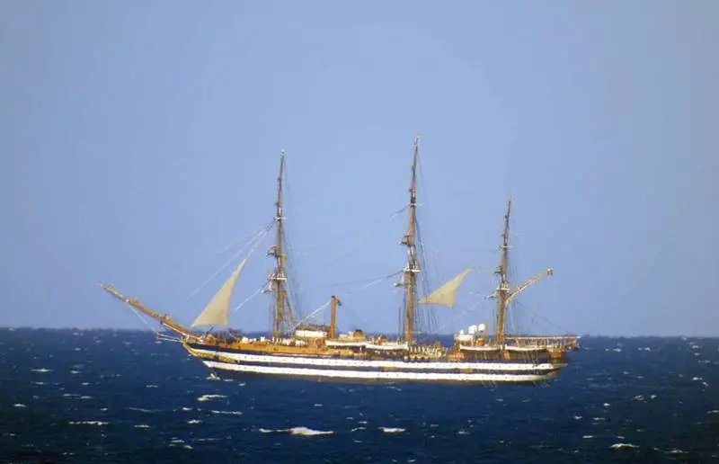 Lo spettacolo del veliero Amerigo Vespucci in transito lungo le coste vibonesi