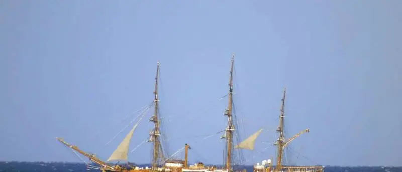 Lo spettacolo del veliero Amerigo Vespucci in transito lungo le coste vibonesi