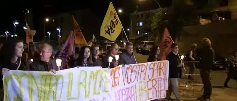Vibo, la risposta di Libera alla prevaricazione mafiosa: in tanti alla fiaccolata all’Affaccio (VIDEO)