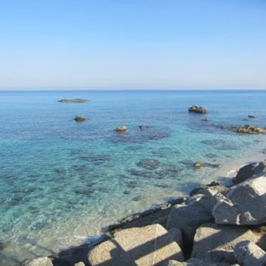 Massi dinanzi al villaggio: deferito operatore turistico a Ricadi