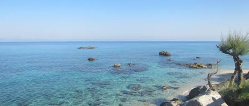 Massi dinanzi al villaggio: deferito operatore turistico a Ricadi