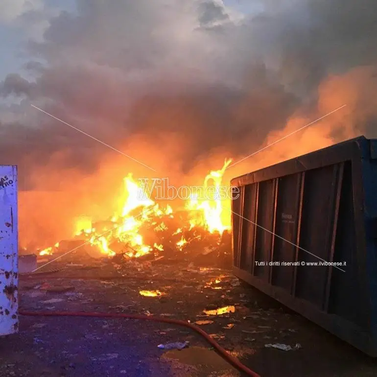 Incendio a Mileto in una discarica fra Comparni e San Giovanni